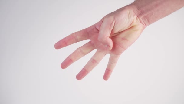 一个年轻人的倒计时从5到0用他的手指在白色背景上 国际手语 大约开始时间 — 图库视频影像