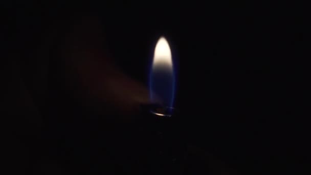 Une Main Allume Briquet Piézoélectrique Gaz Dans Noir Une Flamme — Video