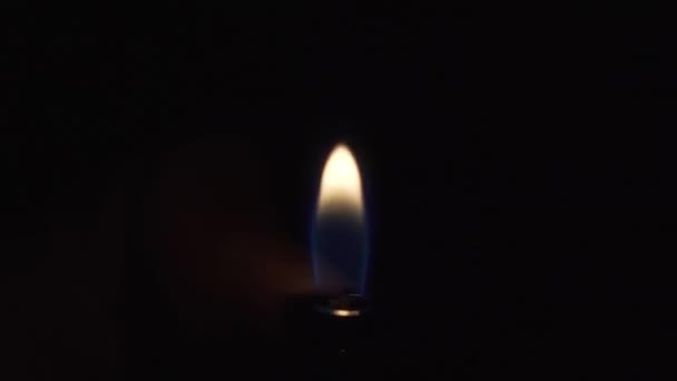 Ręka Zapala Gazową Piezoelektryczną Zapalniczkę Ciemności Jasnoniebieski Żółty Płomień Świeci — Wideo stockowe