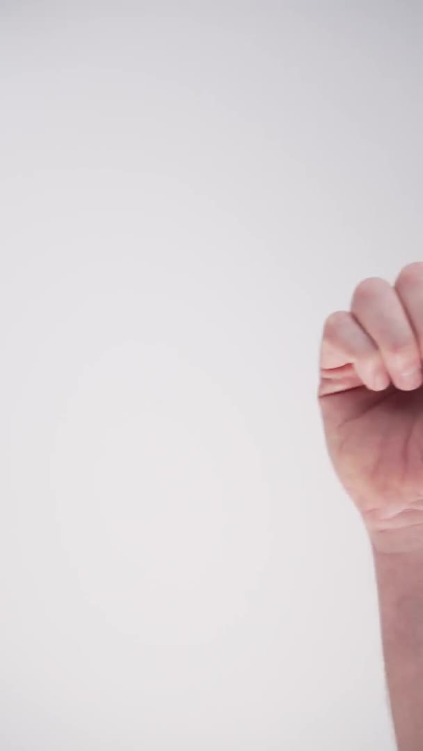 Un jeune homme montre avec sa main le signe OK ou ZERO sur fond blanc. Langue des signes internationale 