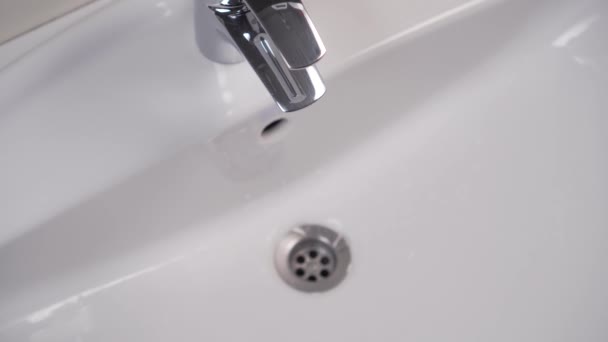 Montáž Filtru Gumovým Těsněním Lesklé Kohoutku Veřejné Toalety Čištění Bílý — Stock video