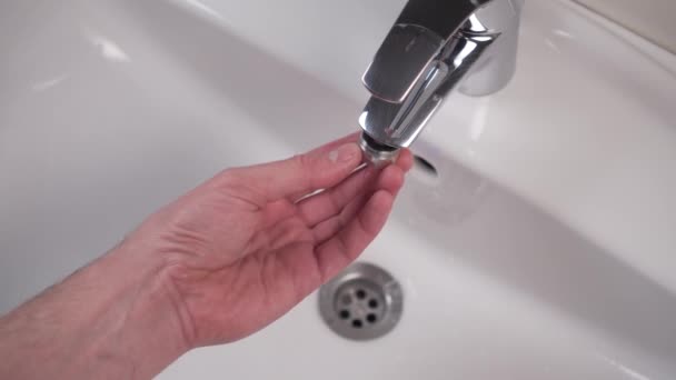 Montáž Filtru Gumovým Těsněním Lesklého Kohoutku Koupelně Vyčištění Bílý Čistý — Stock video