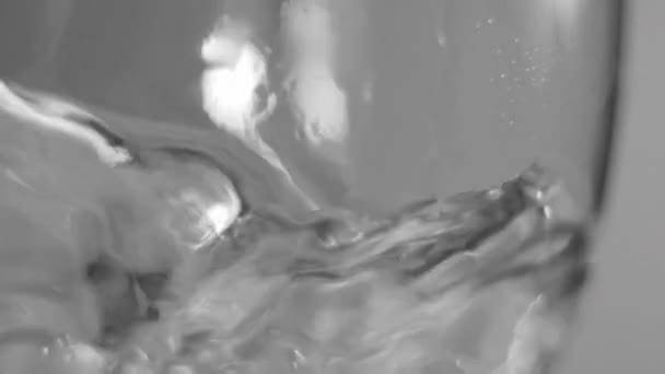 Наполнение Стакана Чистой Водой Прекрасная Игра Пузыри Фильтрованная Жидкость — стоковое видео