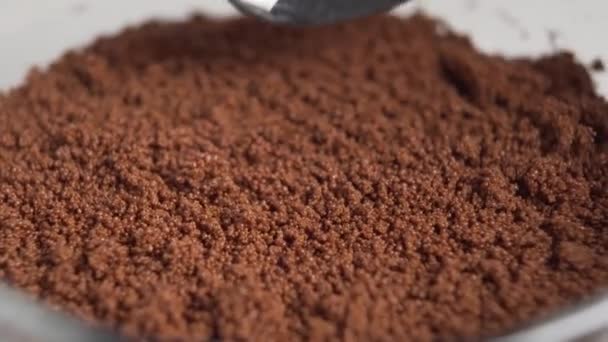 Une Main Avec Une Cuillère Dessert Brillante Recueille Instantanément Poudre — Video