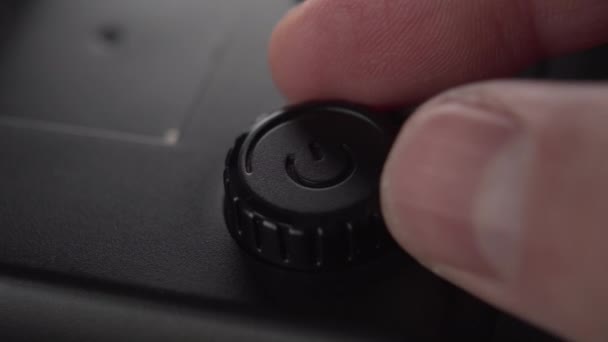 黒いスタートボタンとプラスチックケース付きのパワー調整装置は あなたの指をねじる 滑らかなパワーアップ — ストック動画