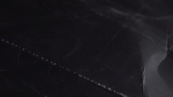 古い黒のしわのある紙の擦り傷やしわ スロートラックカメラ アブストラクトアート背景 — ストック動画