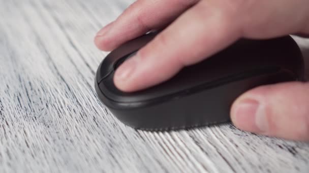 Giovane Utilizza Mouse Nero Senza Fili Del Computer Premendo Dita — Video Stock