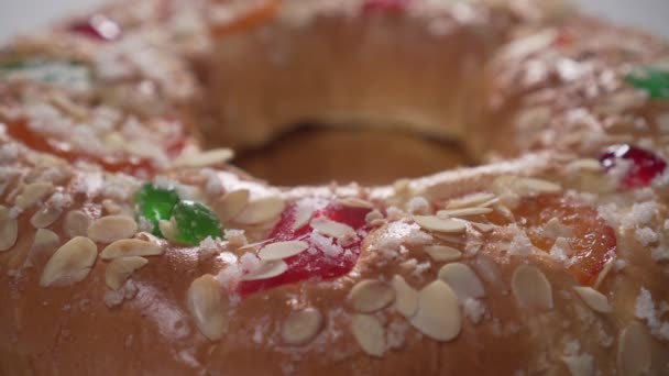 传统的西班牙圆形蛋糕玫瑰王与水果和坚果 光的平滑照明和播放 — 图库视频影像