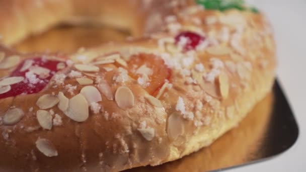 Traditionellen Spanischen Rundkuchen Roscon Könige Mit Früchten Und Nüssen Nahaufnahme — Stockvideo