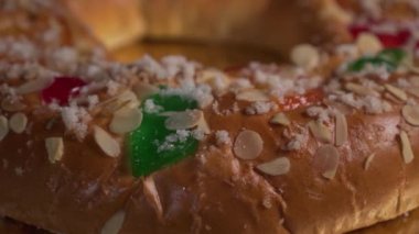 Geleneksel İspanyol yuvarlak pastası Roscon Kings, meyve ve fındıklı. Bayramlık tatlı. Yumuşak ışıklandırma ve ışık oyunu