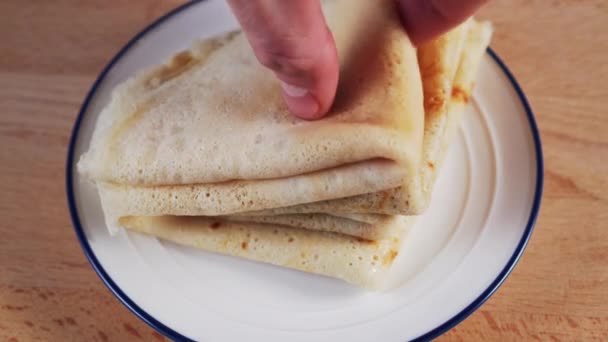 Una Mano Raccoglie Pancake Appena Sfornato Lussureggiante Poroso Mucchio Piatto — Video Stock