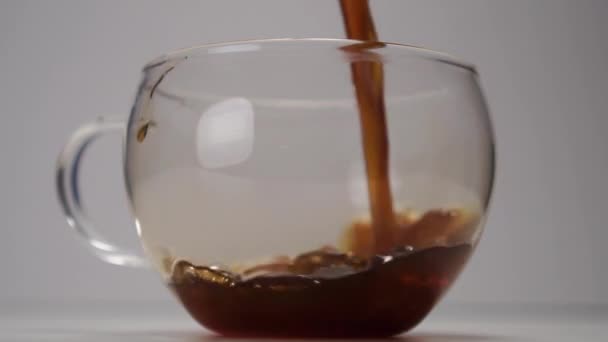 香味浓郁的咖啡倒入一个透明的杯子中 早餐时喝香味浓郁的饮料 慢动作 — 图库视频影像