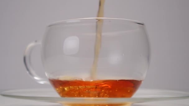 Schwarzer Tee Wird Eine Gläserne Transparente Tasse Gegossen Helles Aromatisches — Stockvideo