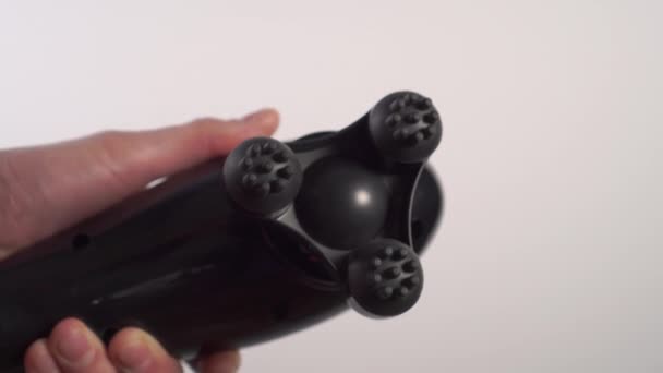 Hand Schakelt Zwarte Elektrische Vibrator Uit Met Thermisch Gegraveerde Mondstukken — Stockvideo