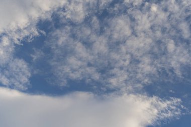 Parlak mavi gökyüzünde güzel sirrus ve kümülüs bulutları. Renkli pozitif doğal manzara