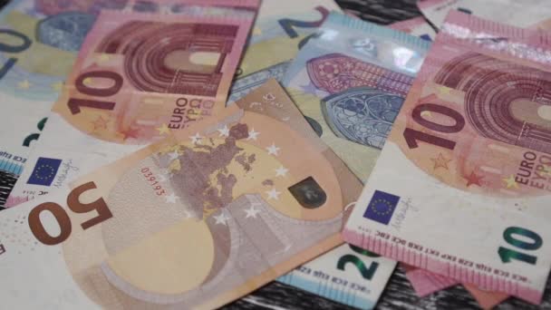 Stercie Banknotów Euro Spada Wielobarwnych Kości Zwolniony Ruch — Wideo stockowe