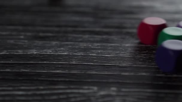 Разноцветные Игровые Кости Скользят Черному Деревянному Столу Останавливаются Центре Красный — стоковое видео