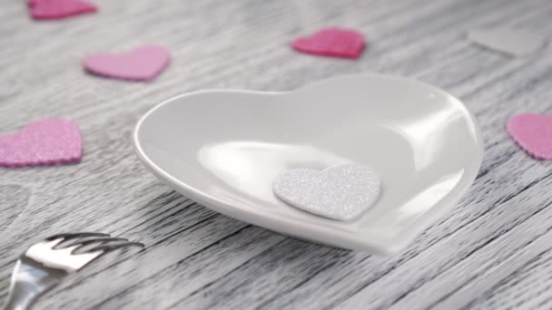 Coeurs Papier Brillant Tombent Dans Une Assiette Blanche Forme Coeur — Video