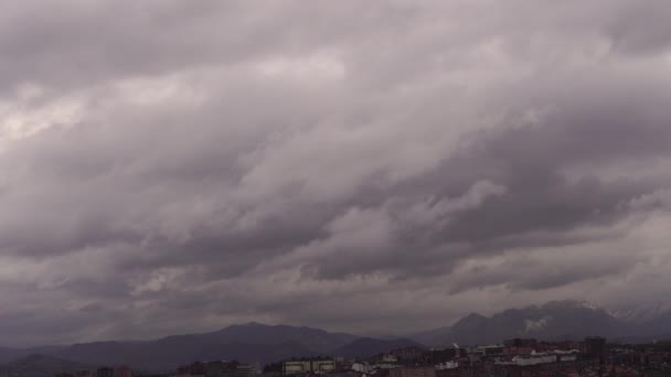 Rain Clouds Snow Capped Peaks Mountains Approaching City Dramatic View — Stok video