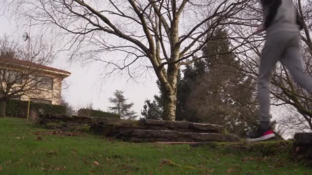 Ein Junger Läufer Joggt Die Treppe Einem Haus Einem Park — Stockvideo