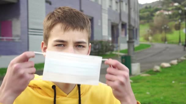 Smutny Młodzieniec Używa Ochronnej Maski Medycznej Ulicy Pobliżu Autostrady Tle — Wideo stockowe
