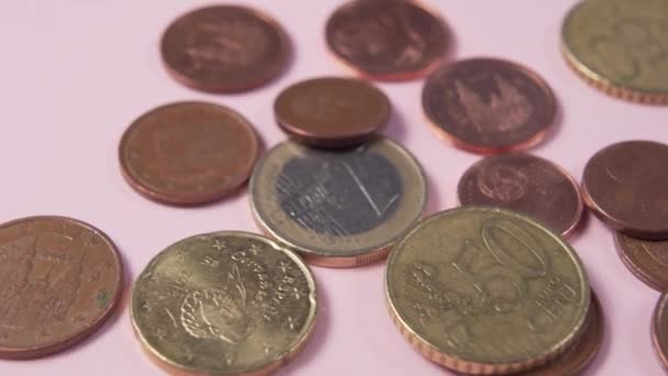 Monedas Centavos Euro Sobre Fondo Rosa Macro Dolly Tiro — Vídeo de stock