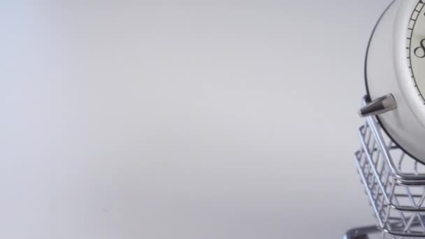 Декоративна Супермаркетна Візок Аналоговим Білим Будильником Котиться Світлому Столі Доллі — стокове відео