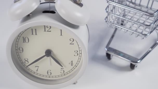 Reloj Despertador Blanco Clásico Carrito Supermercado Decorativo Una Mesa Luz — Vídeo de stock