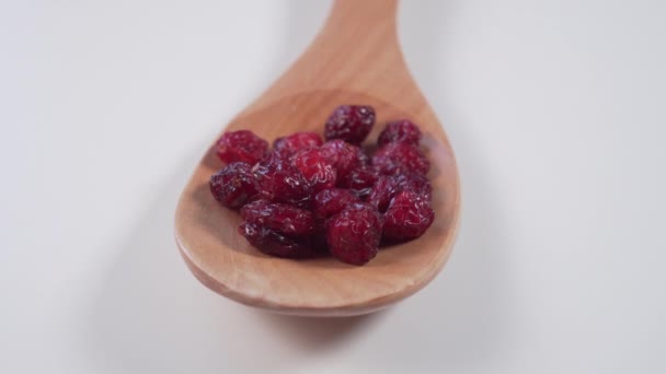 Cranberry Vermelho Uma Colher Madeira Uma Mesa Cinza Clara Movimento — Vídeo de Stock