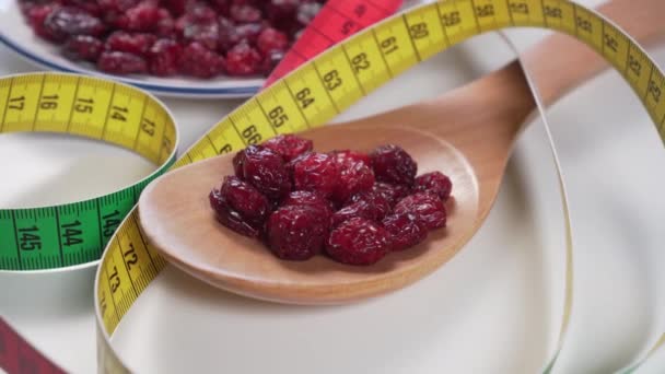 Cranberries Vermelhas Uma Colher Madeira Uma Placa Branca Com Centímetro — Vídeo de Stock