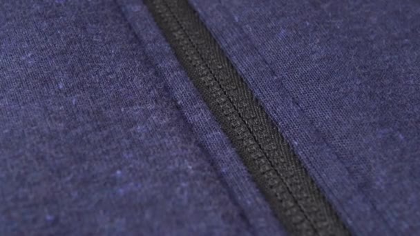 Abre Una Cerradura Con Cremallera Una Chaqueta Deportiva Azul Macro — Vídeo de stock