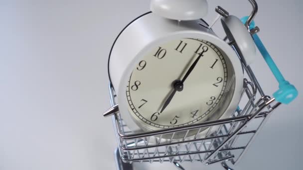 Reloj Despertador Blanco Carro Supermercado Decorativo Sobre Fondo Claro Concepto — Vídeo de stock