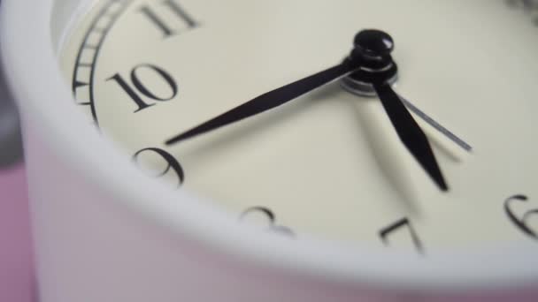 Relógio Alarme Clássico Com Mostrador Branco Setas Pretas Fundo Rosa — Vídeo de Stock