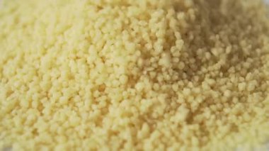 Makro. Buğday kuskus büyütür ve yuvarlanır. Yavaş çekim