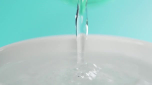 Reines Sprudelwasser Fließt Aus Einer Plastikflasche Und Füllt Einen Weißen — Stockvideo