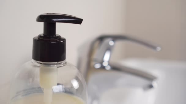 Mano Presiona Dispensador Toma Una Porción Jabón Líquido Para Desinfectar — Vídeos de Stock