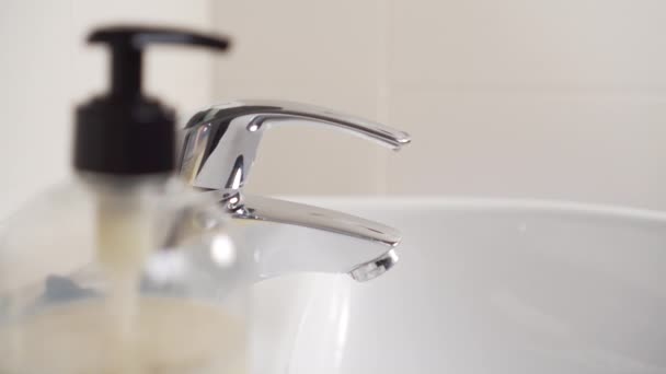Młody Człowiek Dezynfekuje Ręce Mydłem Płynie Wodą Zlewie Pomocą Miksera — Wideo stockowe