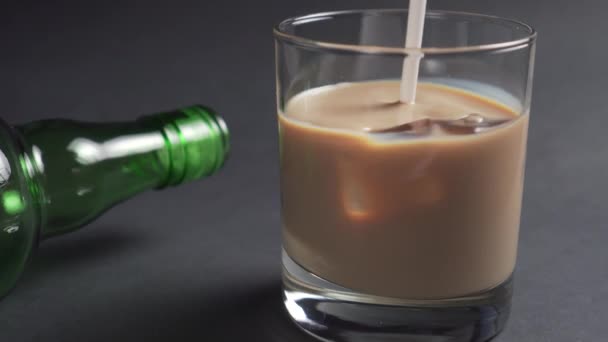 Beber Tina Revuelve Licor Crema Irlandesa Con Cubitos Hielo Vaso — Vídeos de Stock