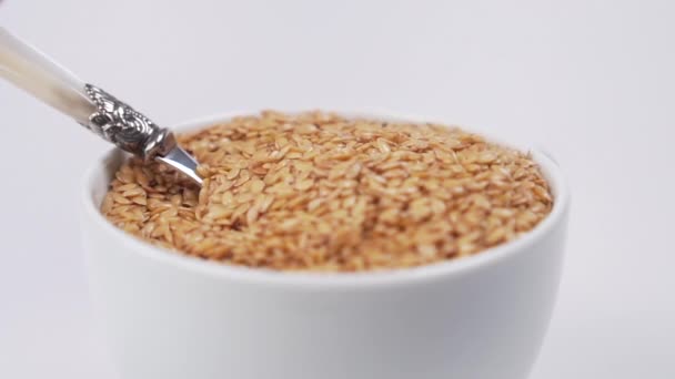 Keten Tohumları Beyaz Bir Fincanda Tatlı Kaşığıyla Karıştırılır Yavaş Çekim — Stok video