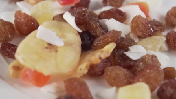 Mischung Aus Getrockneten Früchten Füllt Eine Weiße Tasse Zeitlupe Makroaufnahme — Stockvideo