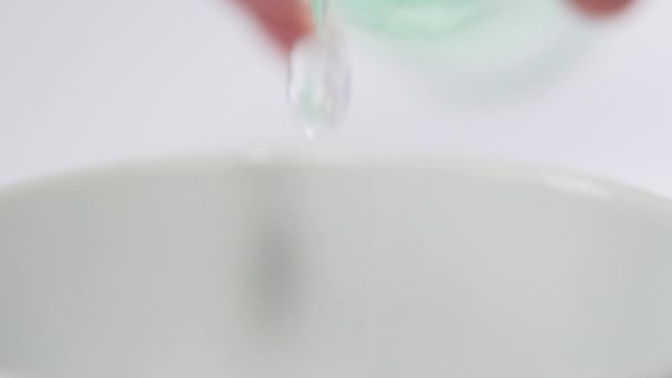 纯净水从绿色的塑料瓶中倒入一杯白葡萄酒 宏观射击 慢动作 — 图库视频影像