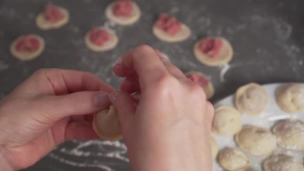 Chica Hace Albóndigas Una Mesa Gris Comida Preparada Plato Blanco — Vídeo de stock