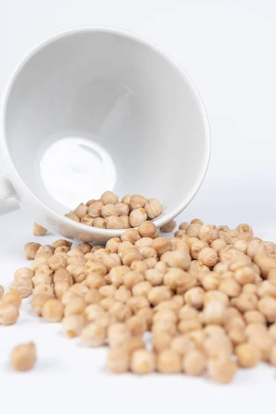 Frijoles Guisantes Turcos Una Taza Blanca Primer Plano Mesa Blanca —  Fotos de Stock