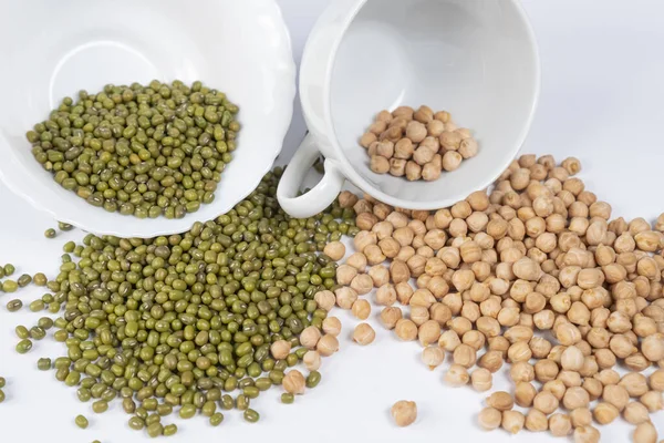 Feijão Mungo Verde Ervilhas Turcas Derramadas Copos Brancos Sobre Mesa — Fotografia de Stock