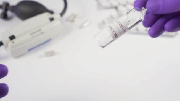 Överföring Coronavirusvaccin Glaskapsel Hand Hand Medicinska Skyddshandskar Bakgrund Medicinsk Utrustning — Stockvideo