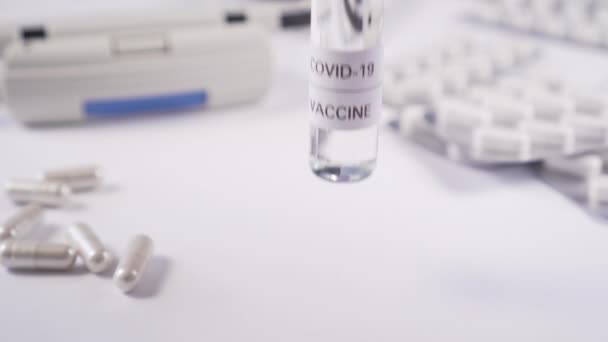 Рука Встановлює Ампулу Вакциною Проти Коронавірусу Білому Столі Медичним Обладнанням — стокове відео