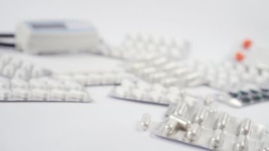 Mavi koruyucu eldivenleri teslim et. Masaya üzerinde Coranvirus aşısı olan cam bir ampul yerleştir. Tıbbi ekipman ve tabletlerle.