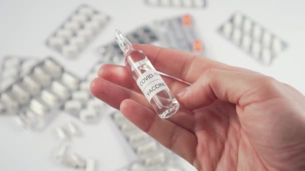 Coronavirus Vaccin Ampull Handen Bakgrunden Piller Och Medicinska Kapslar Behandling — Stockvideo