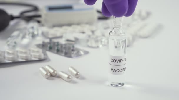 Coronavirus Vakcina Egy Kék Védőkesztyűben Lévő Kéz Felveszi Ampullát Covid — Stock videók