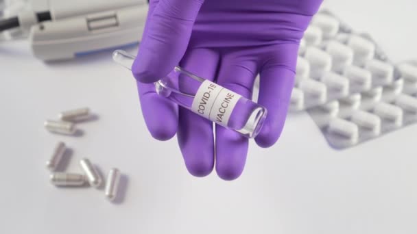 Ampoule Εμβόλιο Κατά Του Coronavirus Στο Χέρι Χειρουργικό Γάντι Στο — Αρχείο Βίντεο